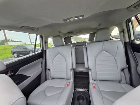 Used 2023 Toyota Highlander XLE FWD image 21