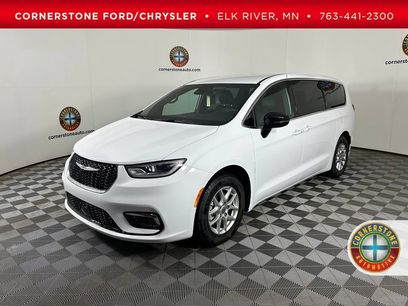 Used 2025 Chrysler Pacifica Select