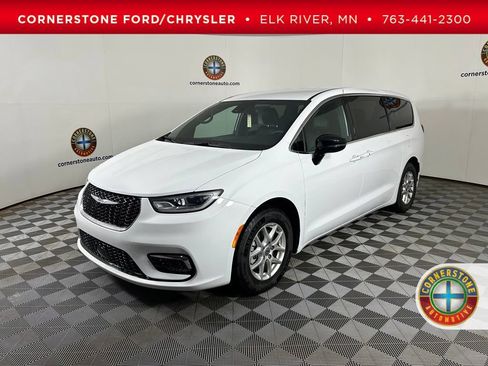 Used 2025 Chrysler Pacifica Select FWD image 1