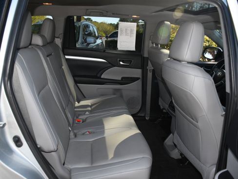 Used 2019 Toyota Highlander XLE image 19