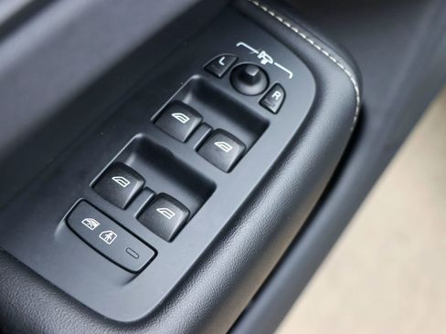 Used 2018 Volvo XC60 T5 R-Design w/ Convenience Package image 14