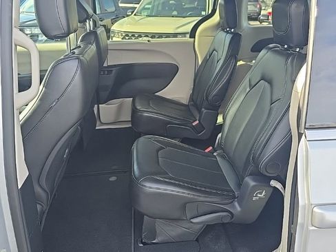 Used 2024 Chrysler Pacifica Touring-L image 11
