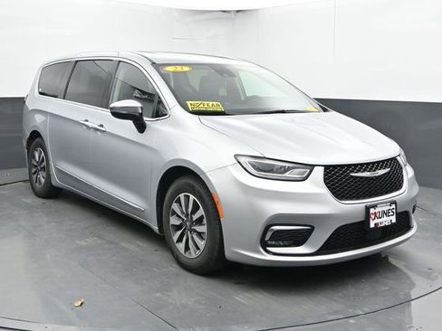 Used 2023 Chrysler Pacifica Limited image 2