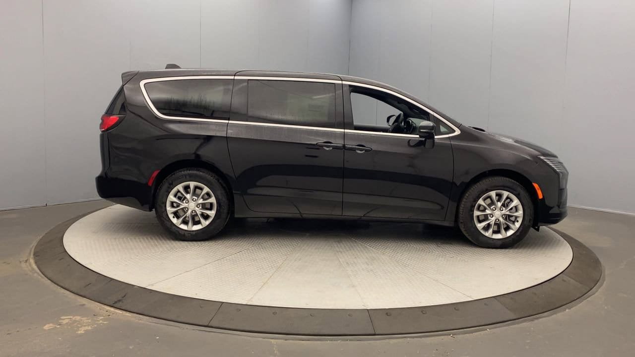 New 2027 Chrysler Pacifica Select w/ Family Tech Group AWD/4WD image 6