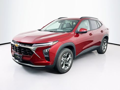 Used 2025 Chevrolet Trax LT FWD image 3