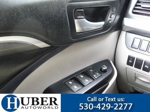 Used 2017 Toyota Highlander Limited AWD/4WD image 4