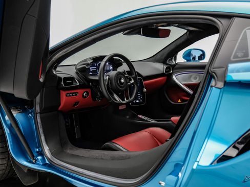 Used 2024 McLaren Artura RWD image 40