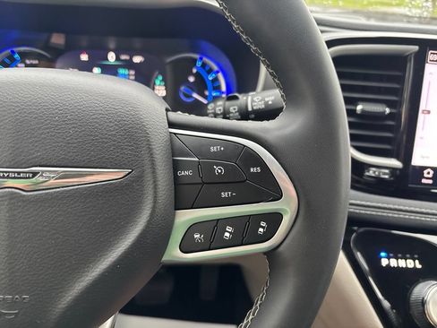 Used 2023 Chrysler Pacifica Touring-L FWD image 58
