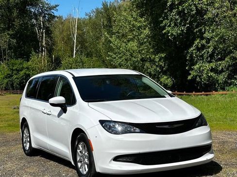 Used 2023 Chrysler Voyager LX FWD image 2