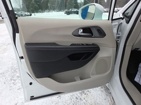 Used 2022 Chrysler Pacifica Touring-L image 39