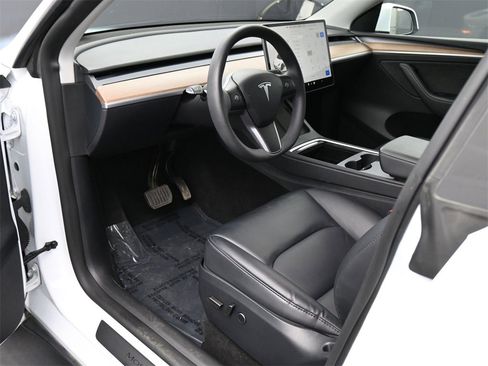 Used 2024 Tesla Model Y Long Range image 2