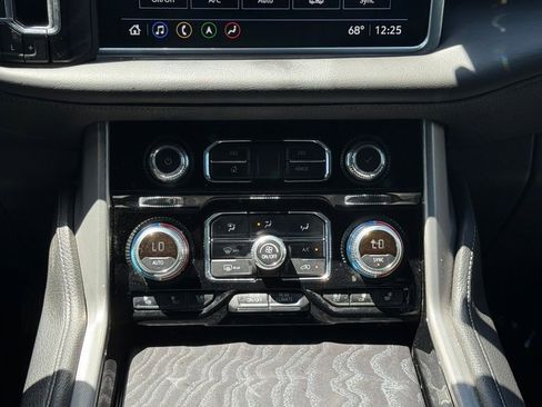 Used 2021 GMC Yukon Denali w/ Denali Premium Package AWD/4WD image 11