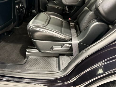 Used 2020 Ford Explorer Platinum w/ Premium Technology Package image 19