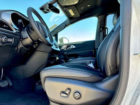 New 2026 Chrysler Pacifica Select image 11