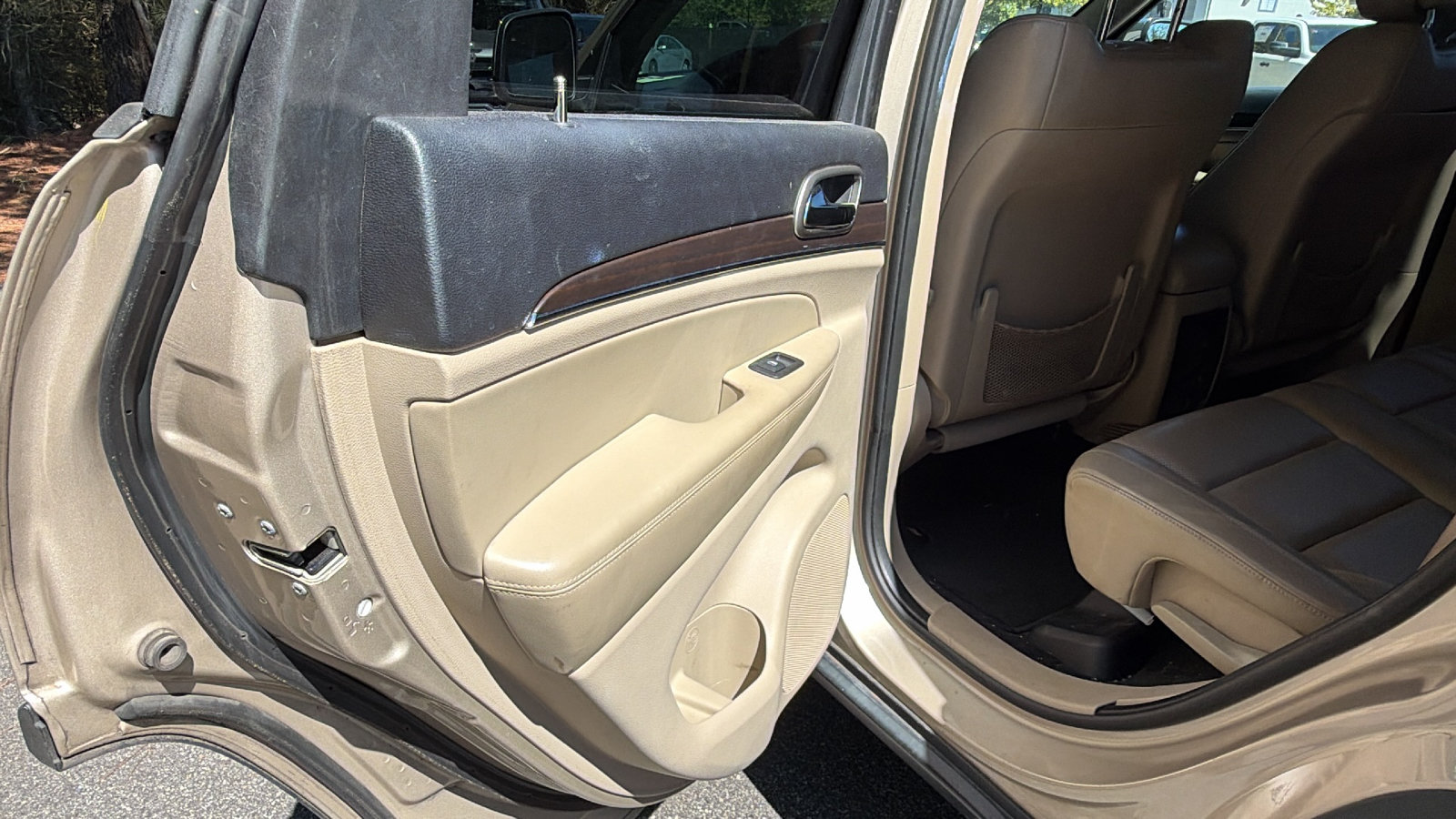 Used 2015 Jeep Grand Cherokee Limited w/ Luxury Group II AWD/4WD image 23