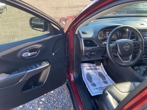 Used 2019 Jeep Cherokee Latitude Plus w/ Cold Weather Group image 10