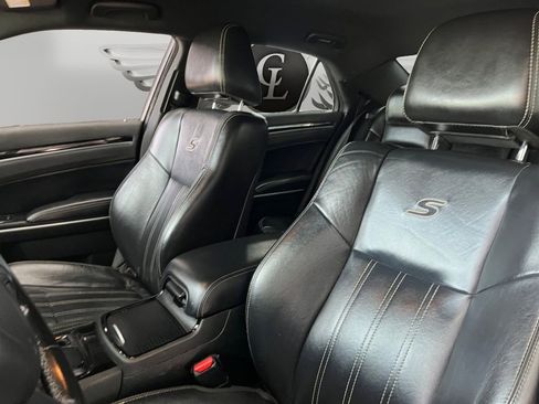 Used 2019 Chrysler 300 S image 9