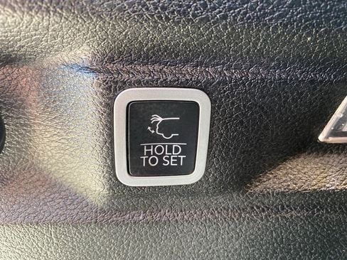 Used 2023 Jeep Grand Cherokee L Laredo image 18