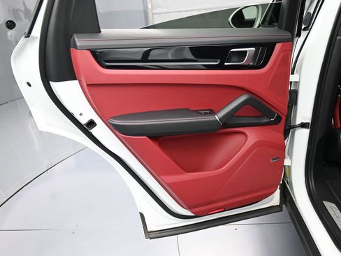 Certified 2022 Porsche Cayenne E-Hybrid Coupe image 24