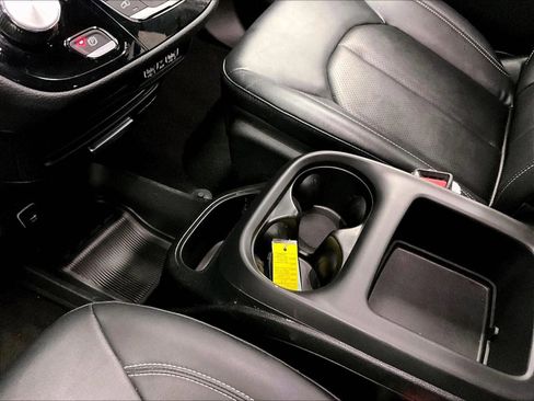 Used 2025 Chrysler Pacifica Select FWD image 16