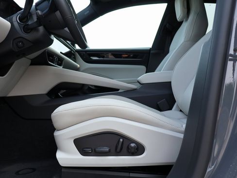 New 2025 Porsche Macan 4 Electric image 37