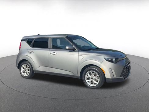 Used 2025 Kia Soul LX w/ LX Technology Package FWD image 2