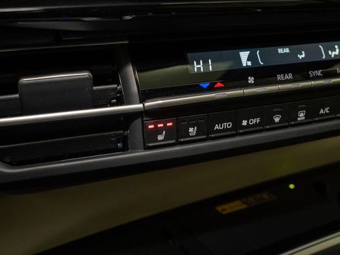 Used 2025 Toyota Sienna Limited image 16