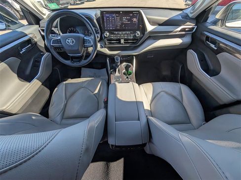 Used 2020 Toyota Highlander Limited image 24