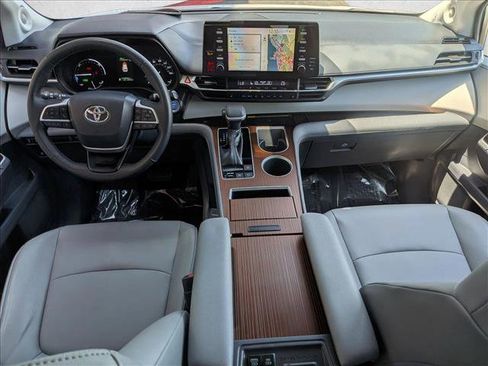 Certified 2022 Toyota Sienna XLE w/ XLE Plus Package FWD image 17