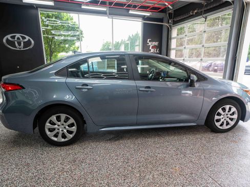 Used 2025 Toyota Corolla LE FWD image 4