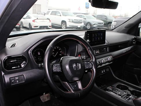 Used 2025 Honda Pilot TrailSport image 21