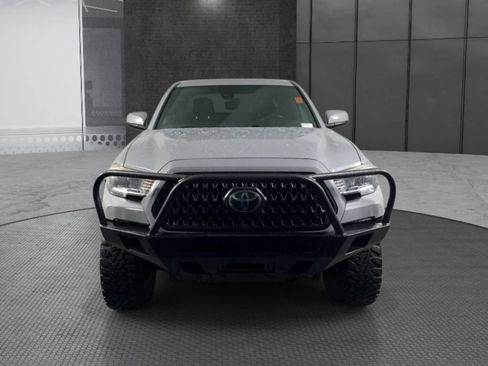 Used 2018 Toyota Tacoma TRD Off-Road w/ TRD Premium Off Road Package AWD/4WD image 2