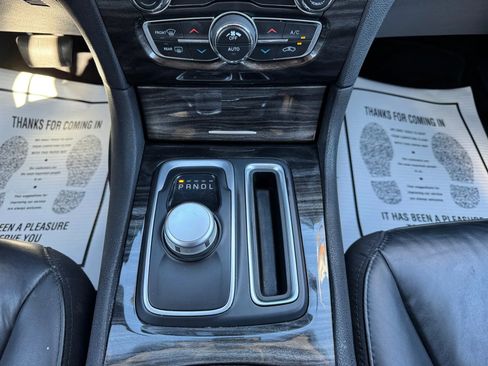 Used 2017 Chrysler 300 Limited image 29