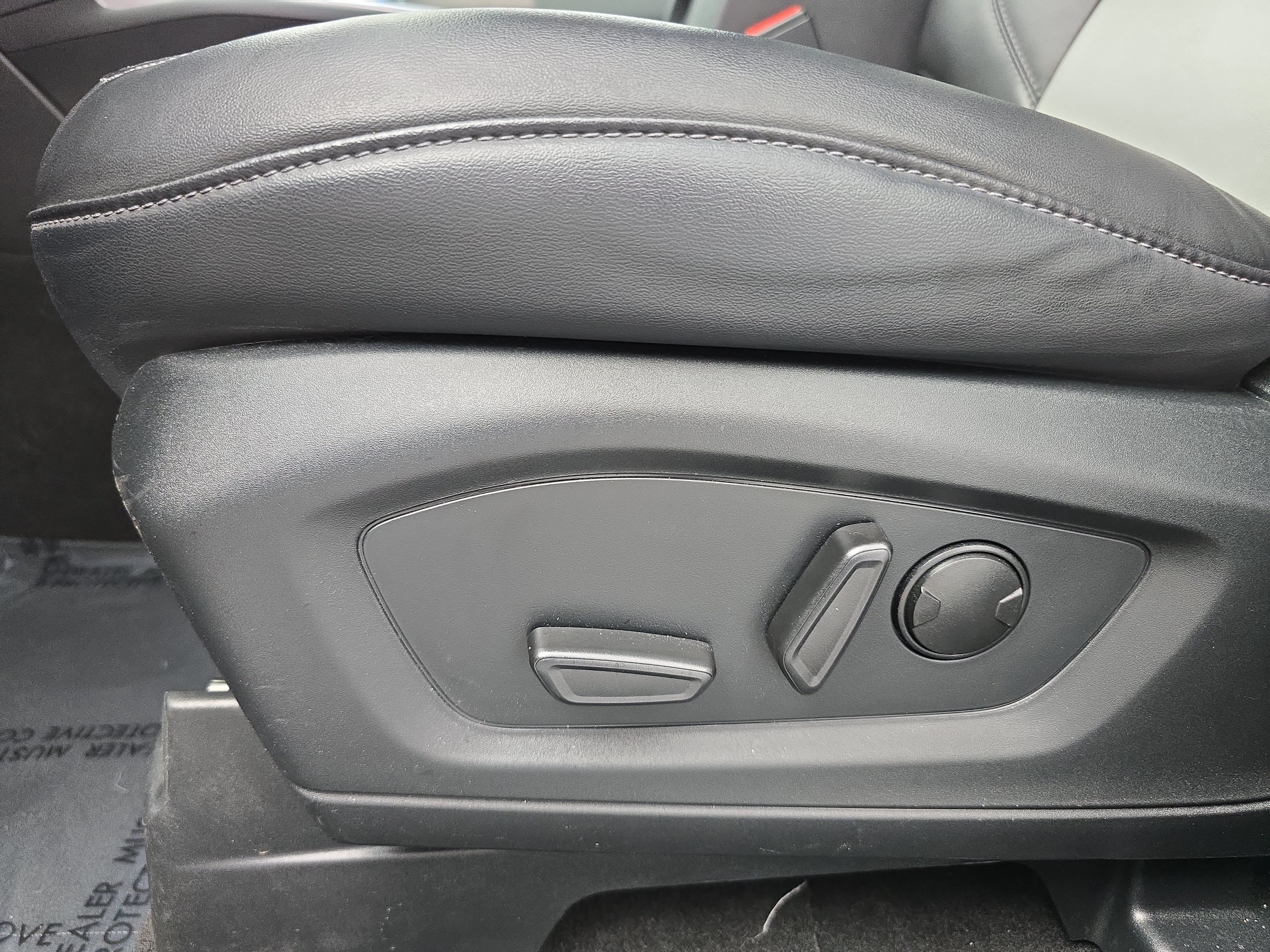 Used 2023 Ford Explorer XLT w/ Equipment Group 202A RWD image 30