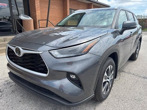 Used 2023 Toyota Highlander XLE AWD/4WD image 2