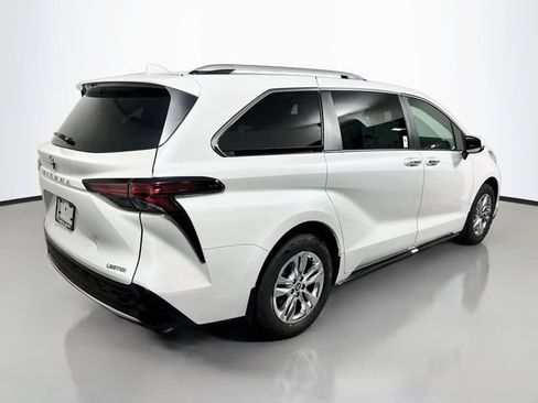 New 2026 Toyota Sienna Limited FWD image 3