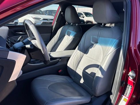 Used 2020 Toyota Avalon Limited image 6