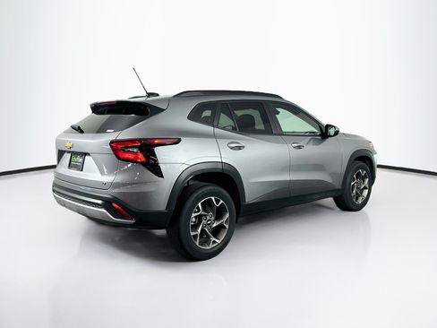 Used 2025 Chevrolet Trax LT w/ LT Convenience Package FWD image 9