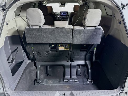Used 2022 Toyota Sienna LE image 27