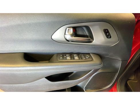 Used 2025 Chrysler Pacifica Select image 10