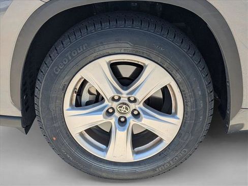 Used 2023 Toyota Highlander LE FWD image 10