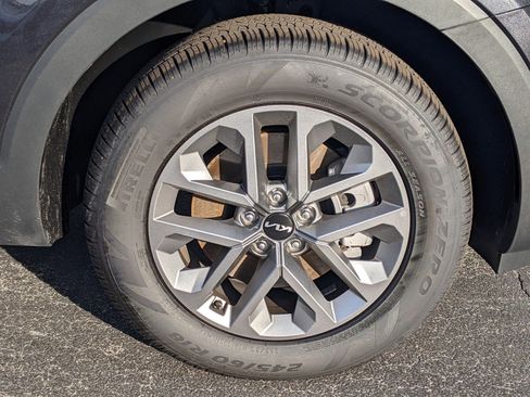 Used 2025 Kia Telluride LX image 9