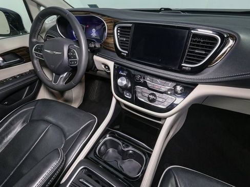 Used 2023 Chrysler Pacifica Limited image 19