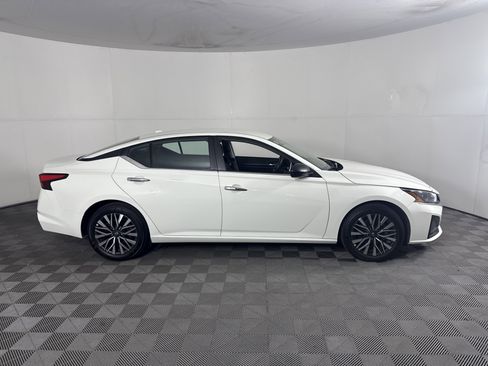 Used 2025 Nissan Altima 2.5 SV FWD image 3