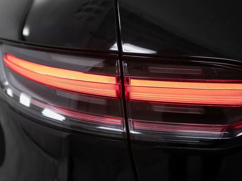 Certified 2024 Porsche Macan AWD/4WD image 18