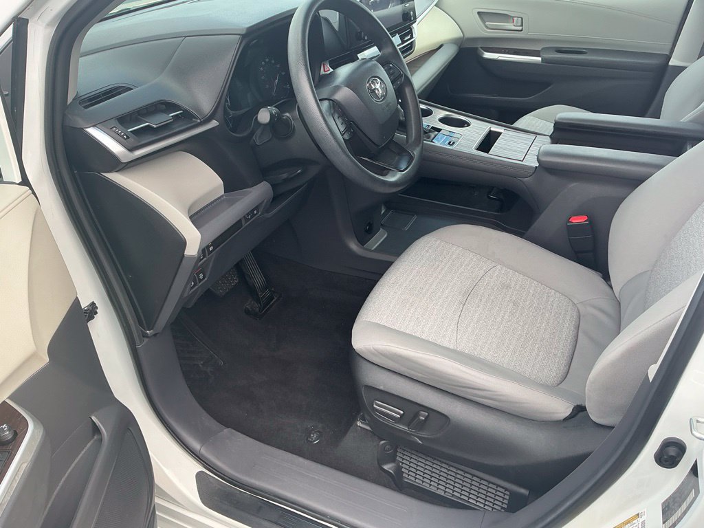 Used 2024 Toyota Sienna LE AWD/4WD image 22