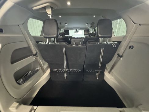 Used 2024 Chrysler Pacifica Touring-L image 9