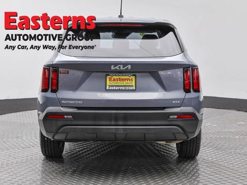 Used 2023 Kia Sorento LX AWD/4WD image 6