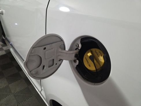 Used 2015 Chrysler Town & Country Touring image 57