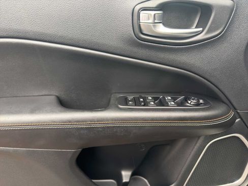 Used 2020 Jeep Compass Latitude w/ Cold Weather Group AWD/4WD image 10